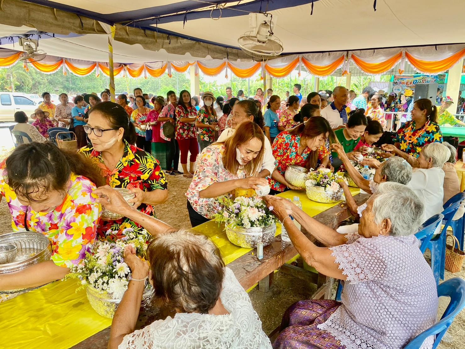 ประเพณี  การแข่งขันกีฬาและการละเล่นพื้นบ้าน  ณ บริเวณริมคลองฉวาง